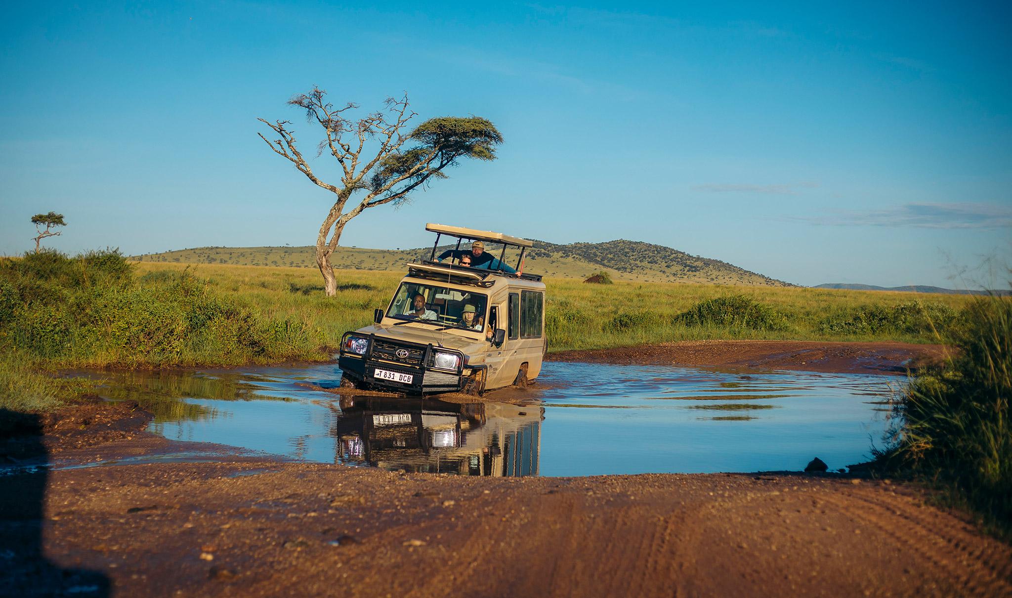 Tanznia-safari-vehicle-rainy-season